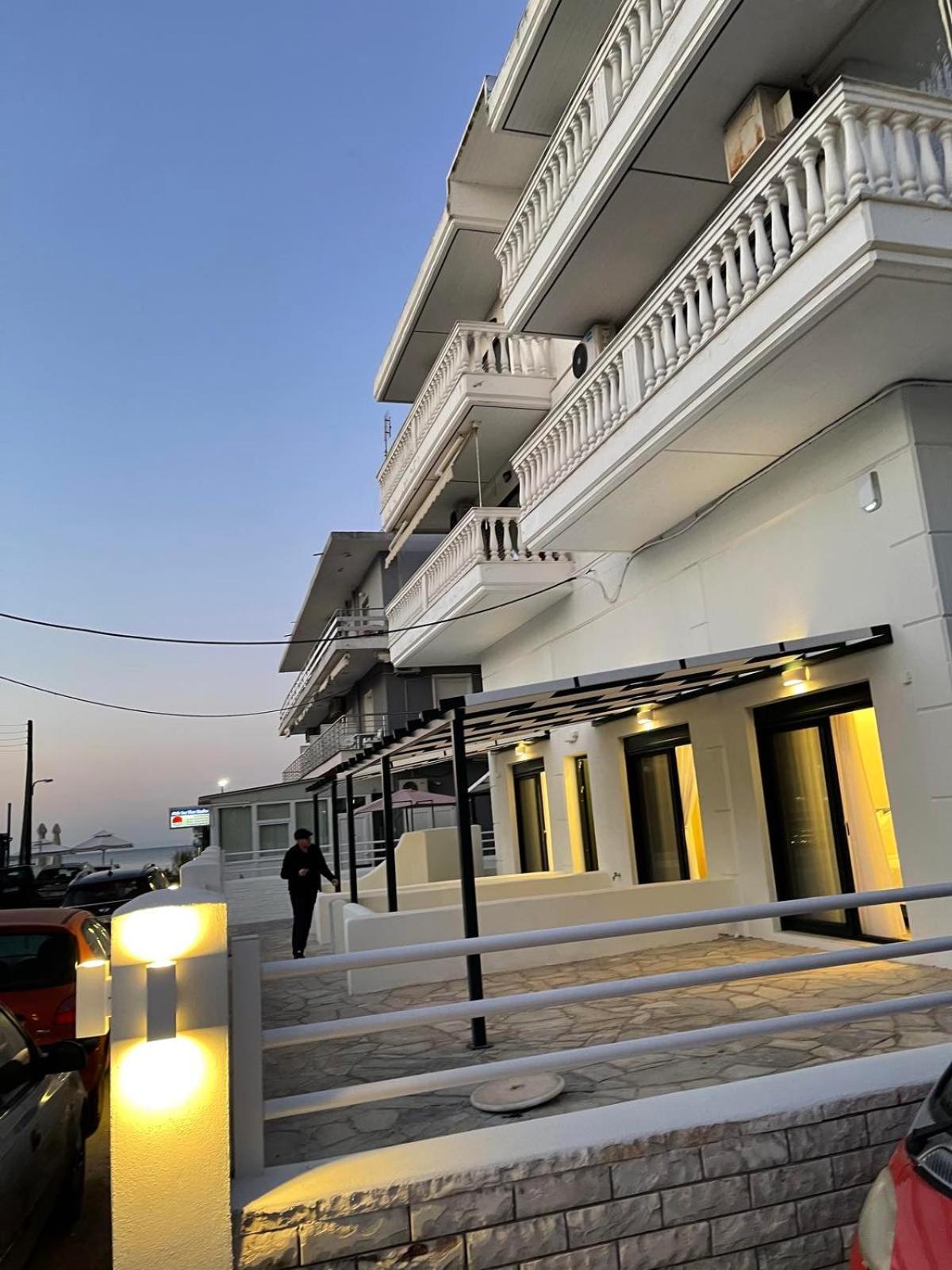 Eantos Studios And Suites Peraía Екстериор снимка